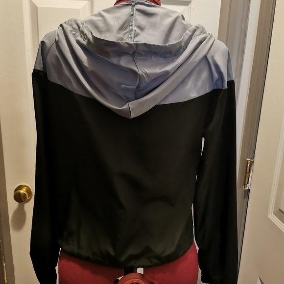 Wind breaker thin coat - Picture 2 of 3